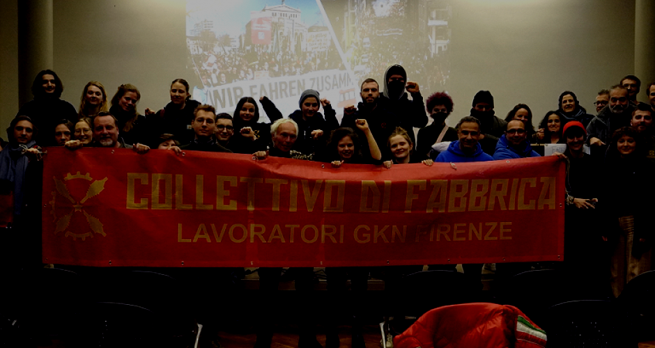 50 Personen hinter einem roten Banner mit der Aufschrift: Collettivo di fabbrica lavoratori GKN Firenze