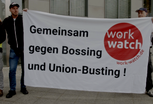 Drei Personen mit Transparent "Gemeinsam gegen Bossing und Union-Busting"