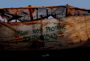 Niemand beschützt uns - Solidarität - Aufschrift auf Plastikplane in Almería