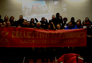 50 Personen hinter einem roten Banner mit der Aufschrift: Collettivo di fabbrica lavoratori GKN Firenze